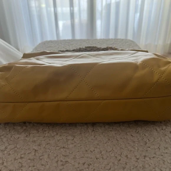 Chanel ‘22 Hobo - Yellow (size small) - Picture 6 of 7